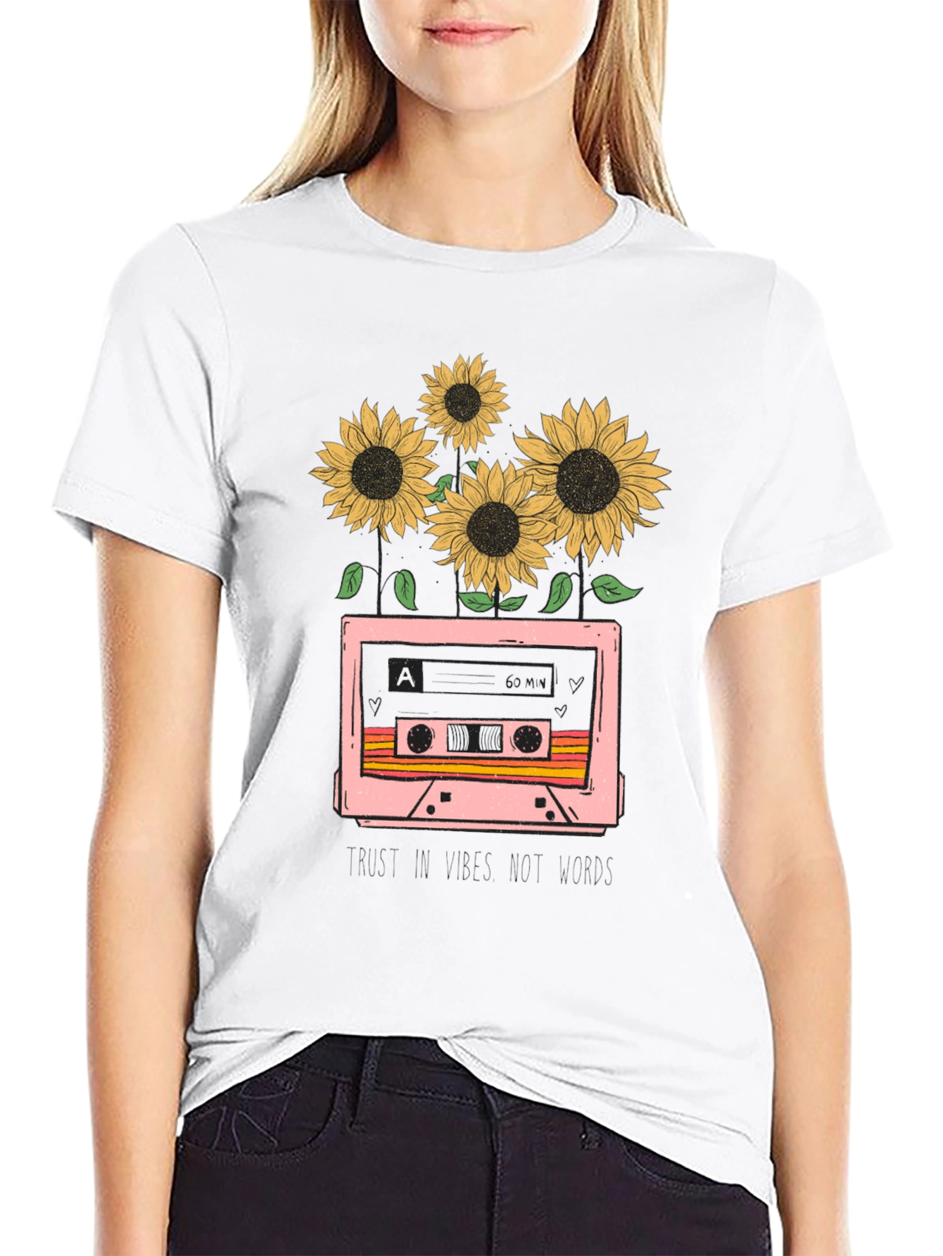 Camiseta Negra con Diseño Retro de Cassette y Girasoles