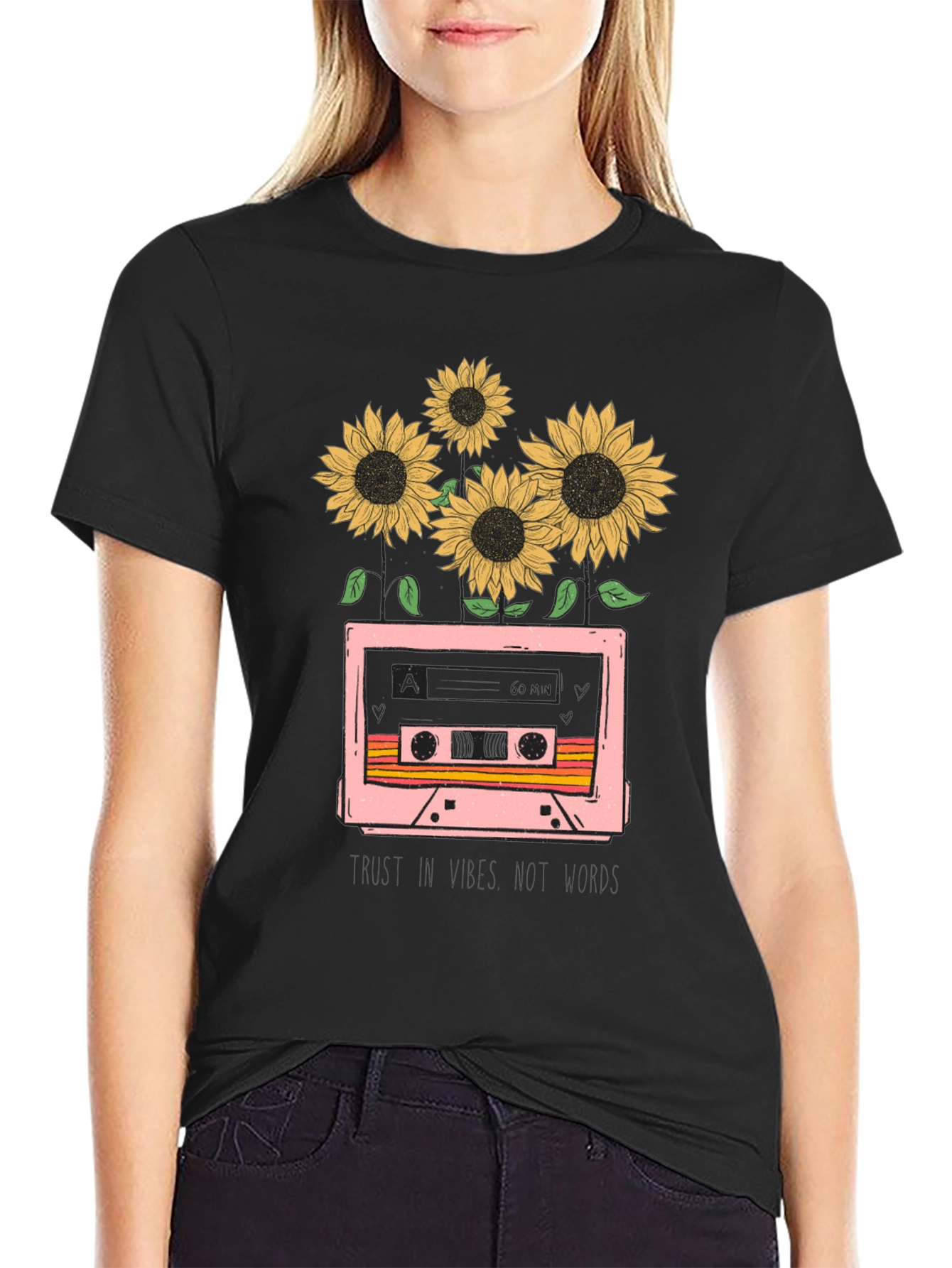 Camiseta Negra con Diseño Retro de Cassette y Girasoles