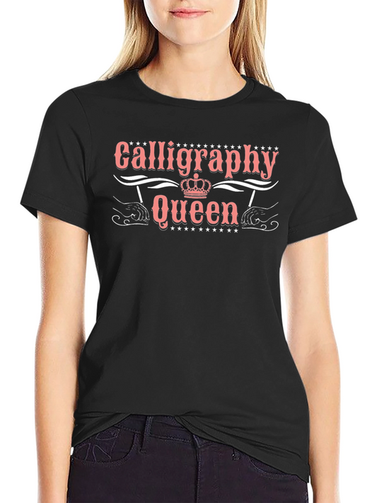 Camiseta Negra Calligraphy Queen para Amantes de la Caligrafía