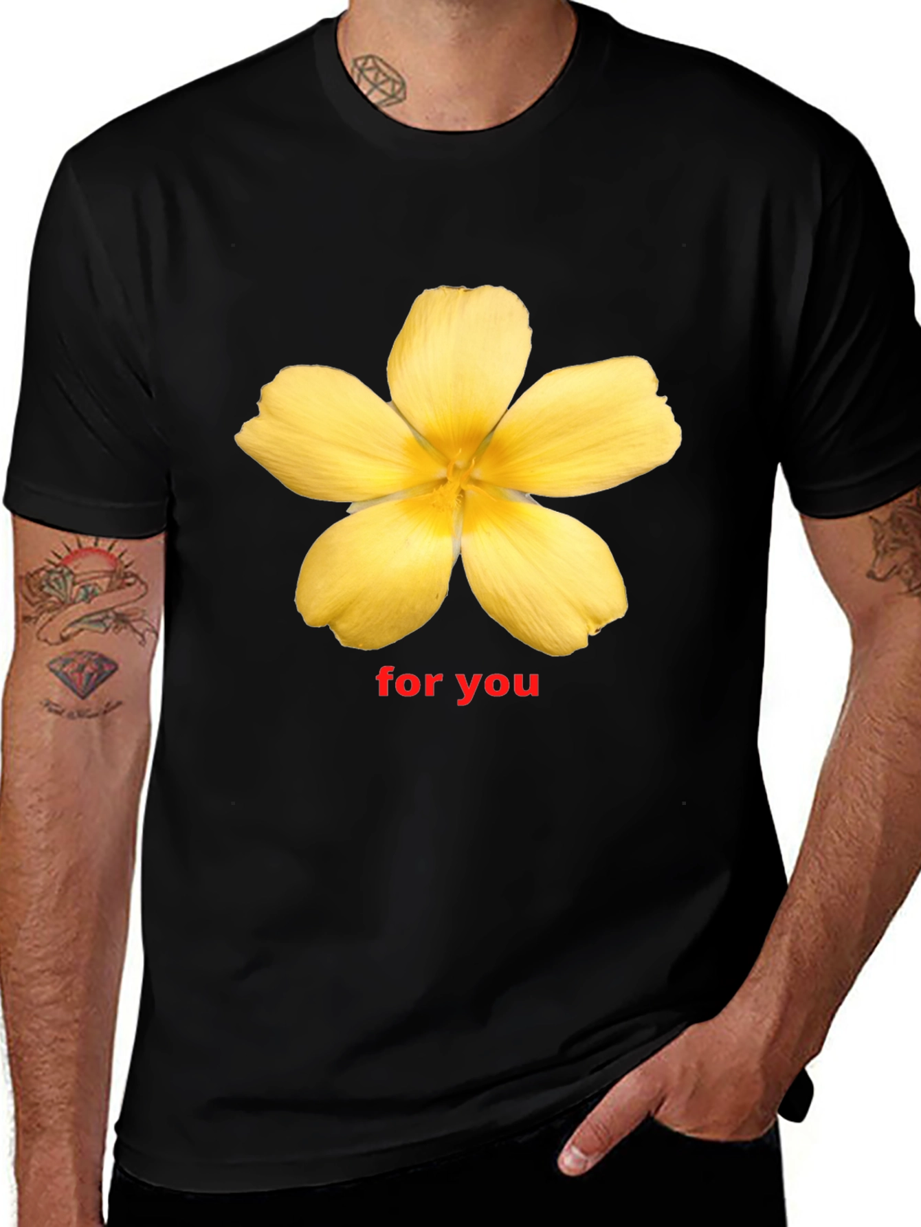 Camiseta Negra con Flor Amarilla - Para Ti