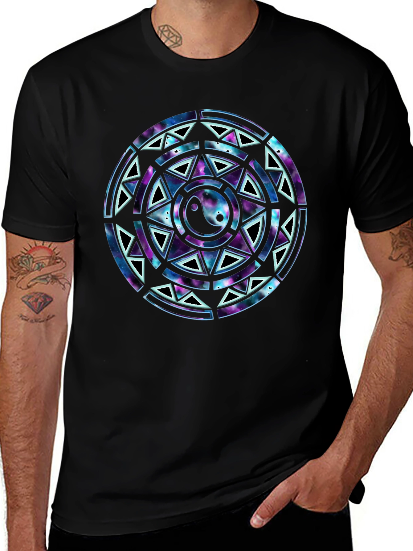 Camiseta Negra con Diseño Yin Yang Cósmico