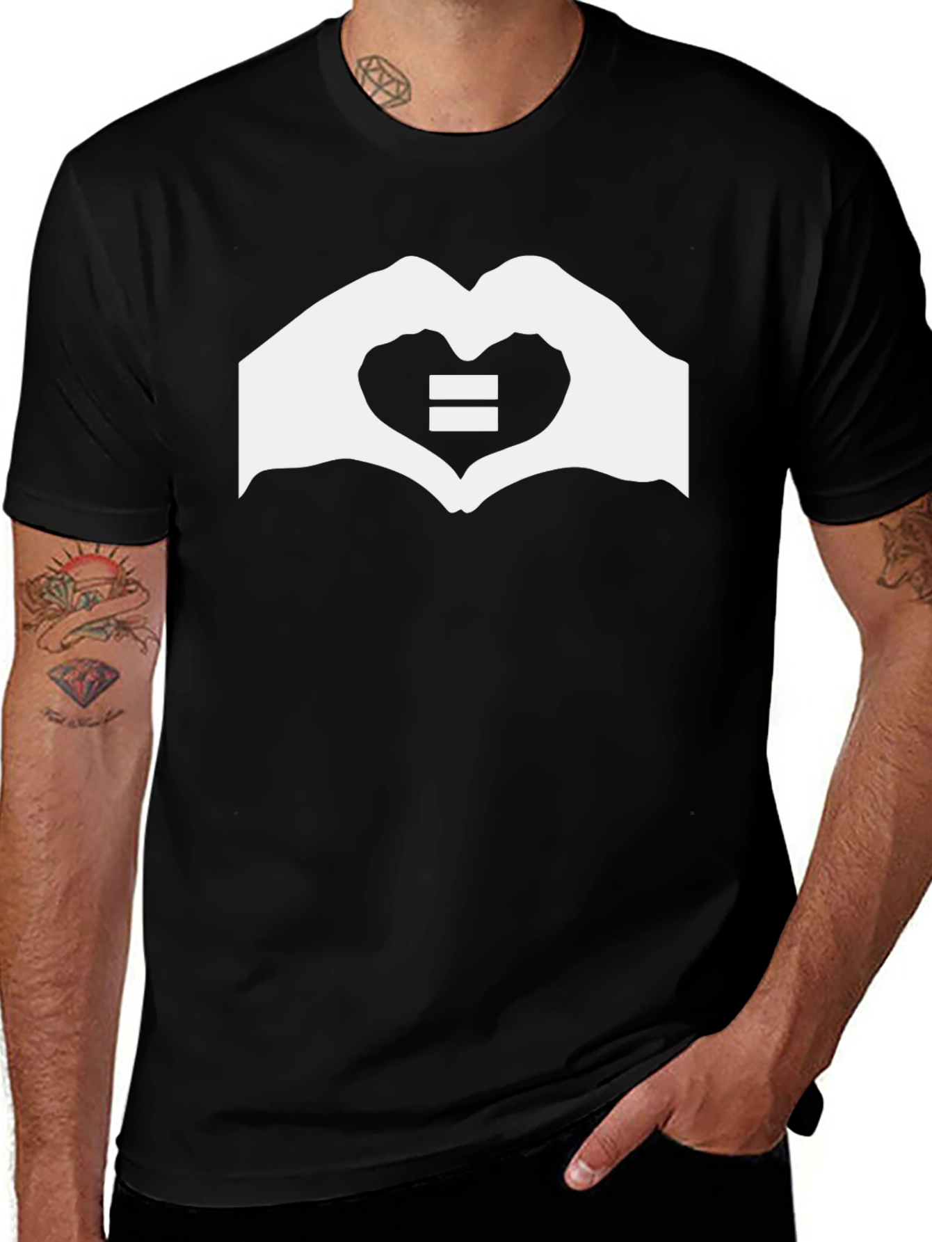 Camiseta Negra con Diseño de Igualdad y Amor