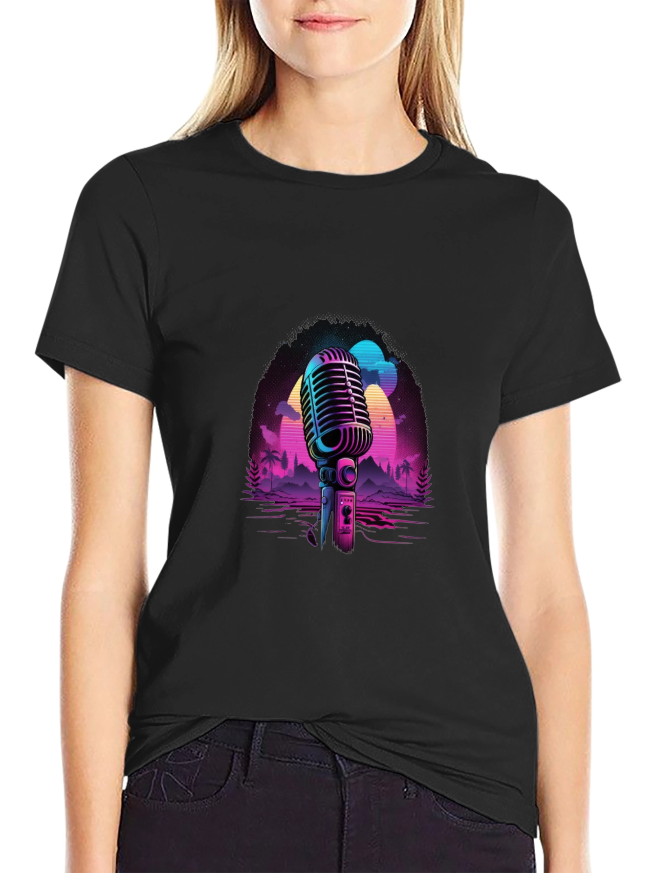 Camiseta Negra con Diseño Retro de Micrófono