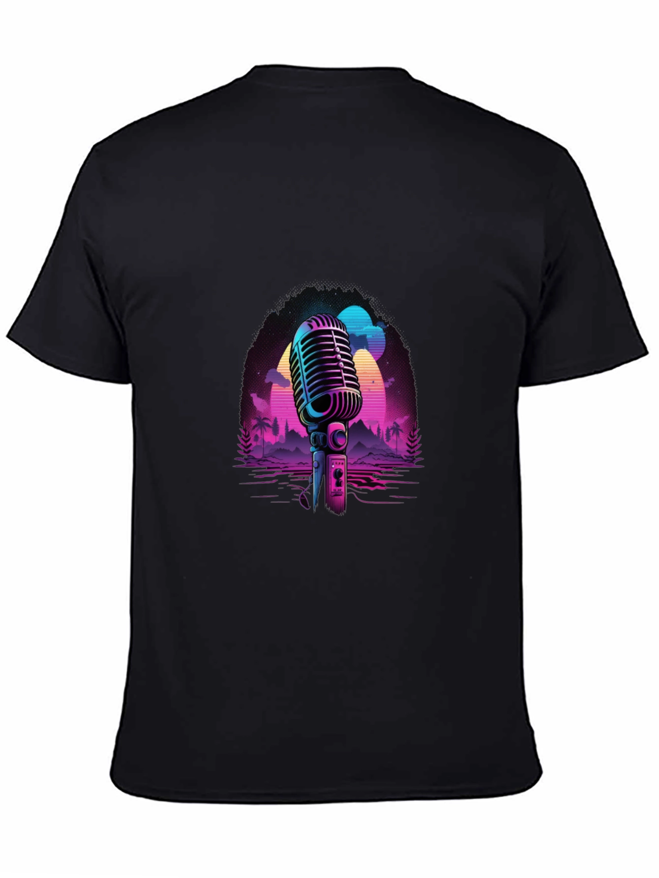 Camiseta Negra con Diseño Retro de Micrófono