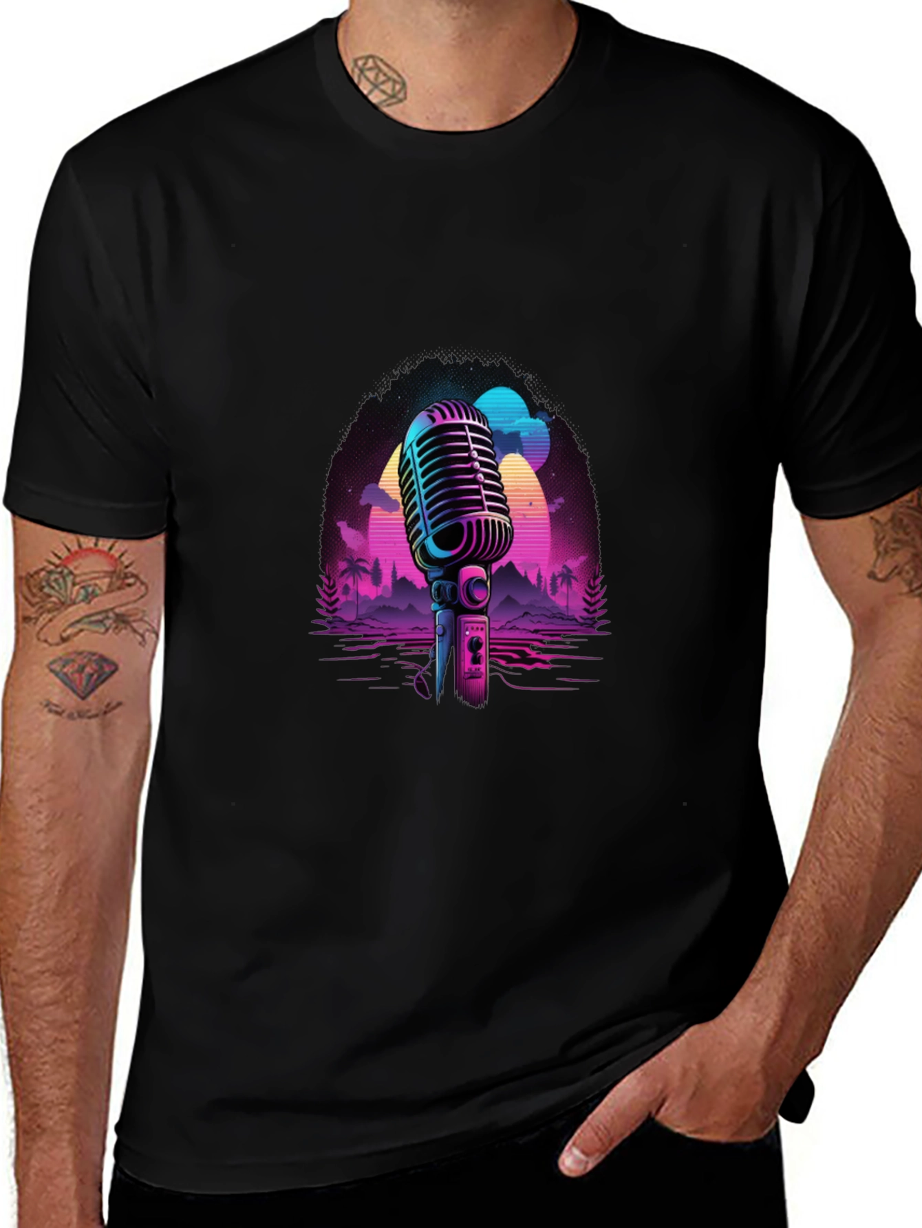 Camiseta Negra con Diseño Retro de Micrófono