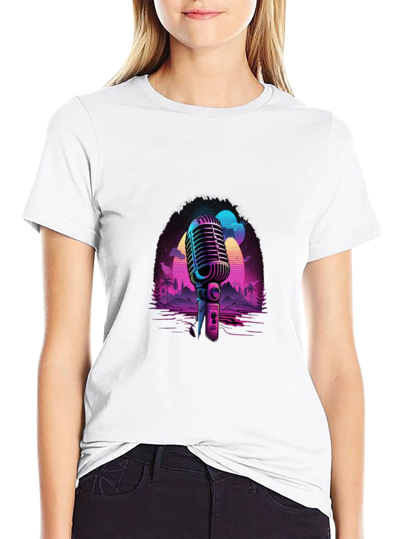 Camiseta Negra con Diseño Retro de Micrófono