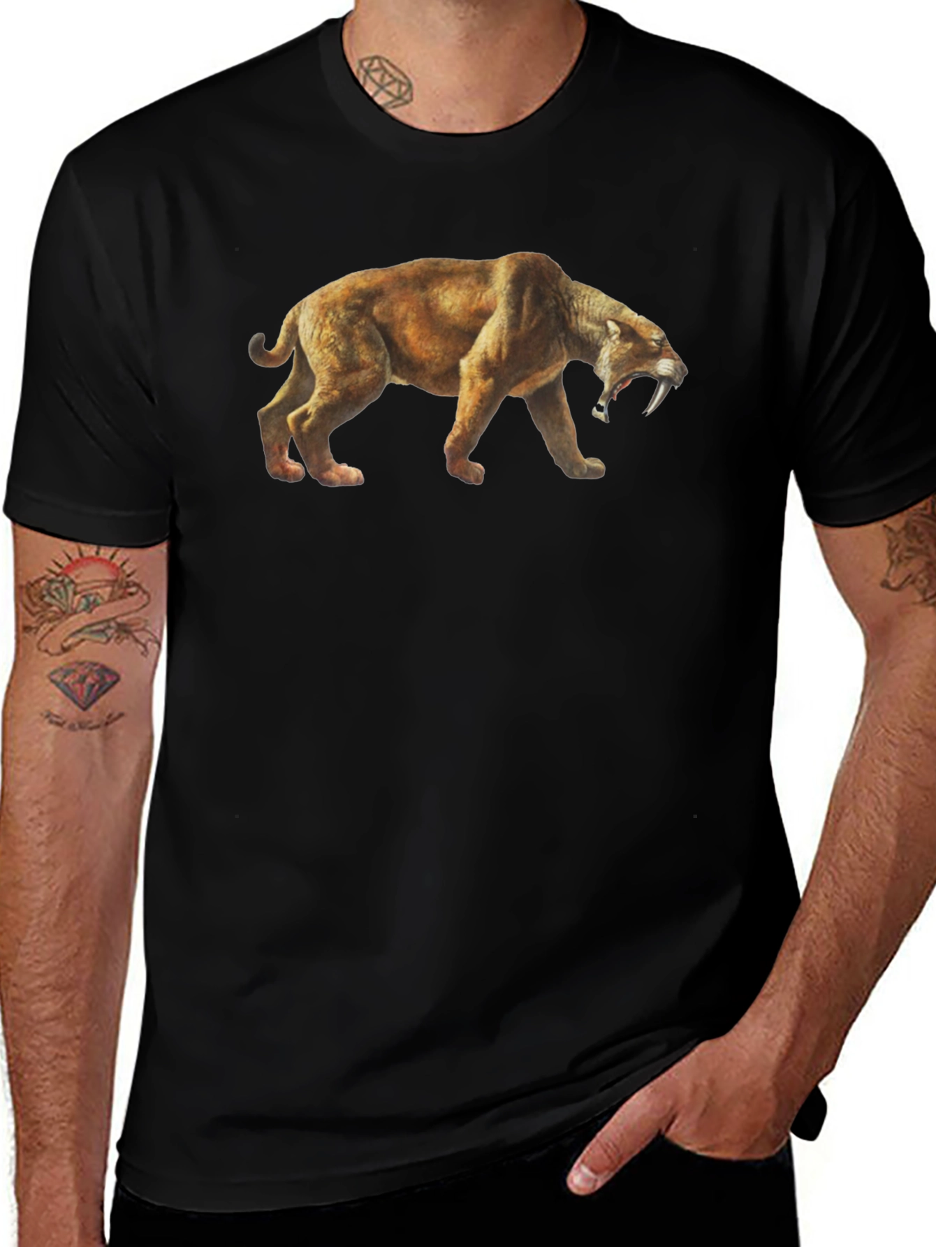 Camiseta Negra con Diseño de Tigre Dientes de Sable