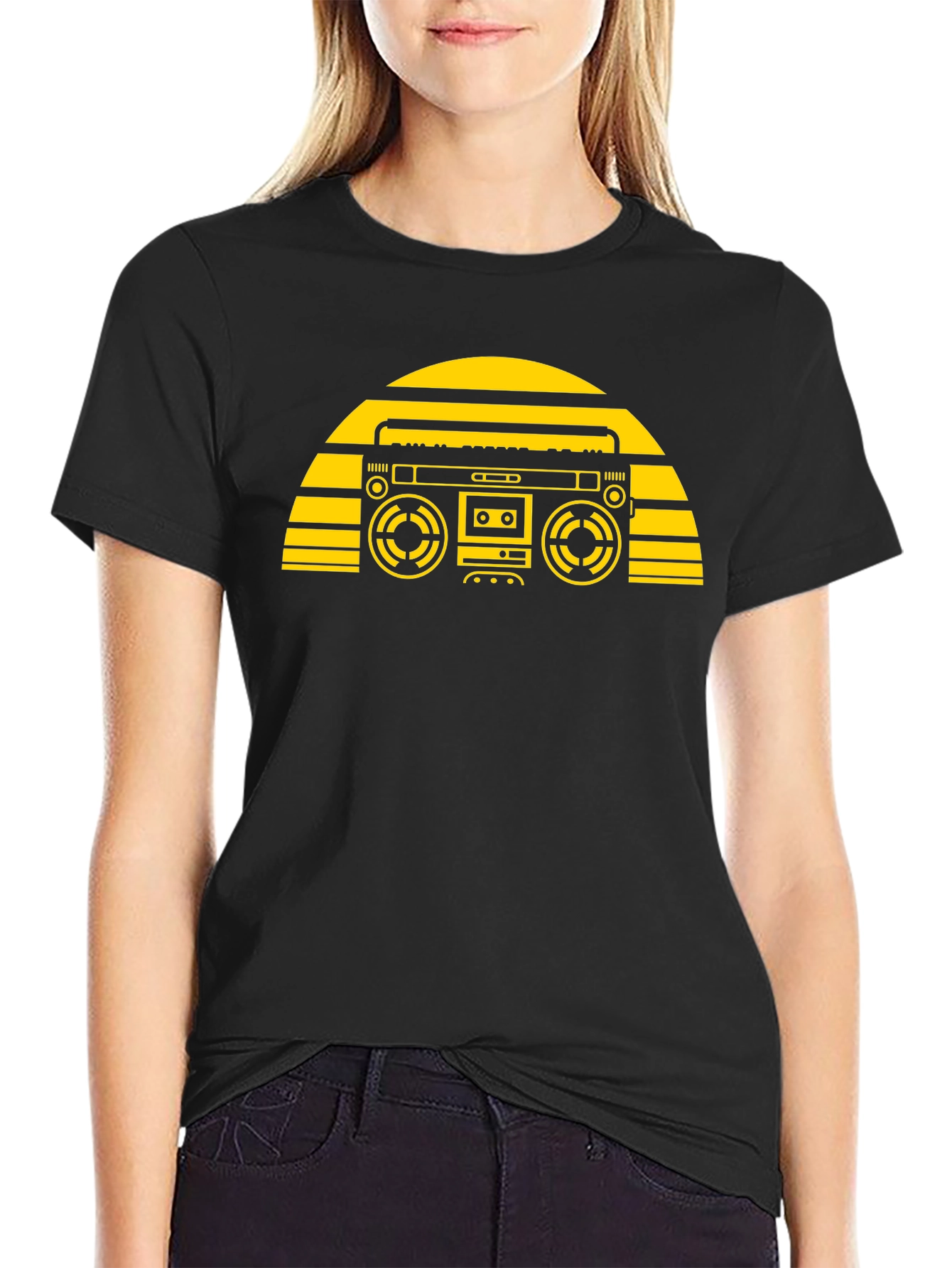 Camiseta Negra con Diseño Retro de Radiocasete Amarillo