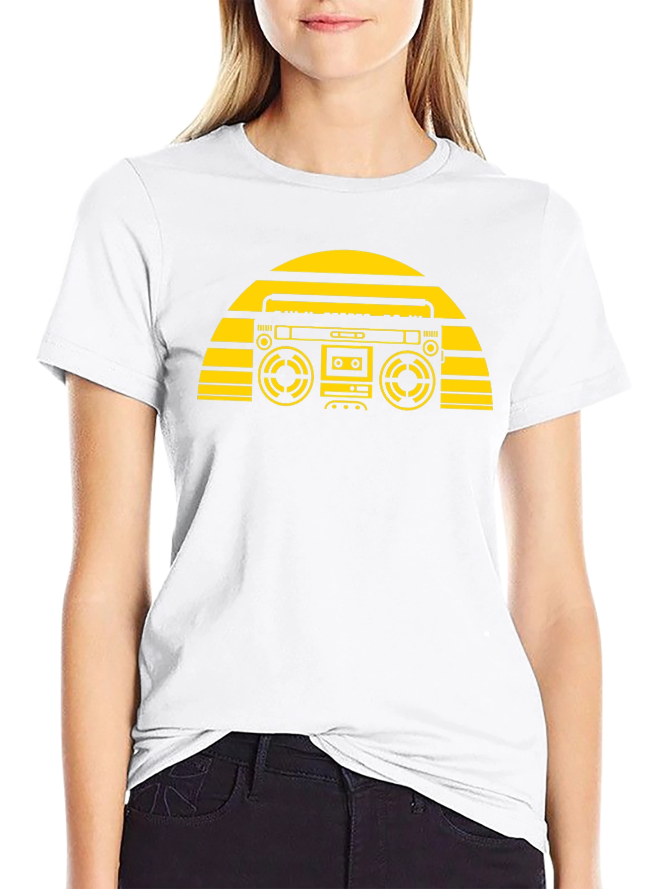 Camiseta Negra con Diseño Retro de Radiocasete Amarillo