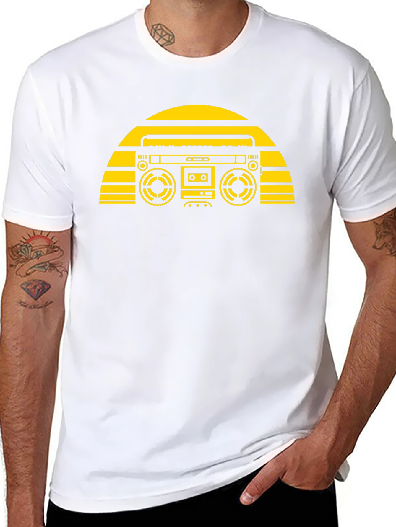 Camiseta Negra con Diseño Retro de Radiocasete Amarillo
