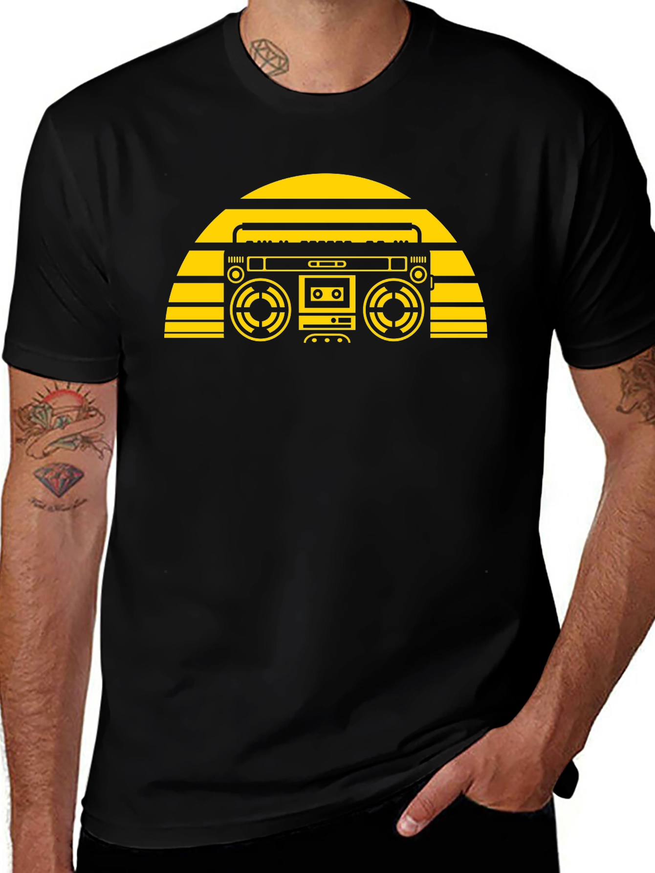Camiseta Negra con Diseño Retro de Radiocasete Amarillo