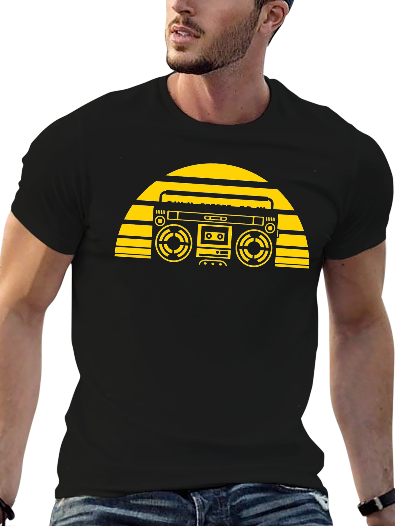 Camiseta Negra con Diseño Retro de Radiocasete Amarillo
