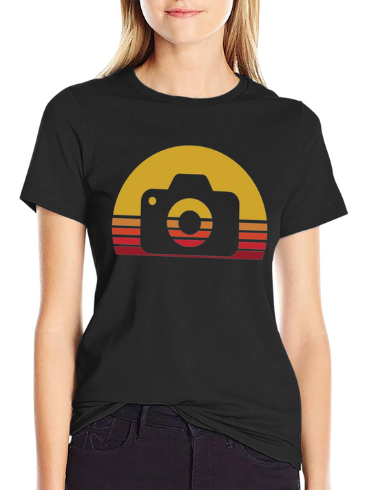 Camiseta Negra con Diseño Retro de Cámara Fotográfica