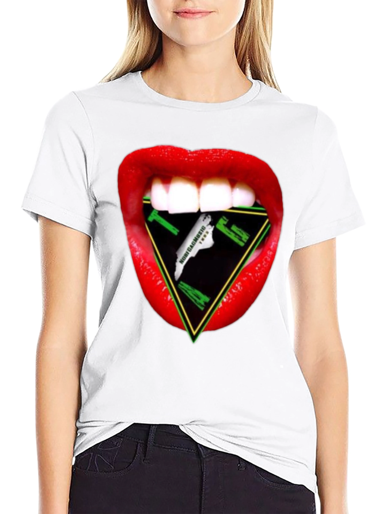Camiseta Negra con Diseño de Boca y Triángulo