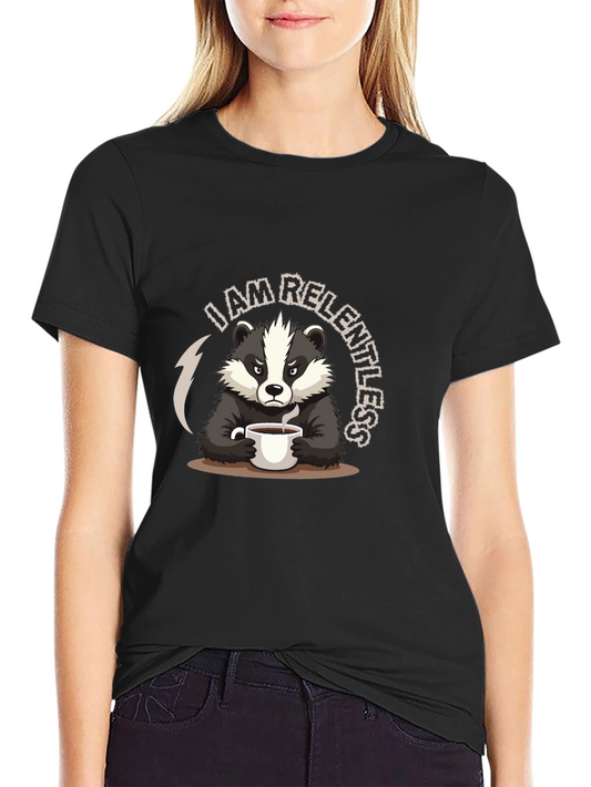 Camiseta Negra: Tejón Implacable con Café