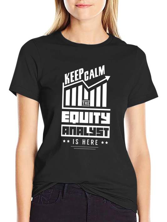 Camiseta Negra Equity Analyst - Mantén la Calma