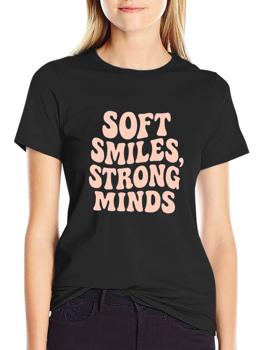 Camiseta Negra con Letras Soft Smiles Strong Minds