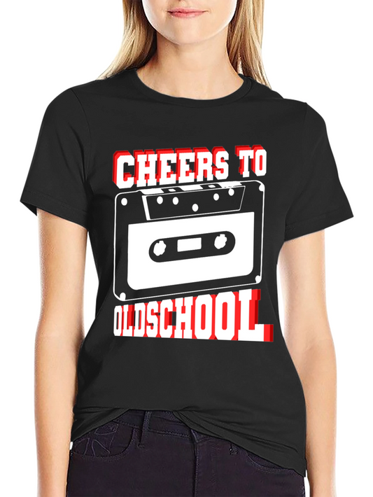 Camiseta Negra Cheers To Oldschool con Diseño Retro Cassette