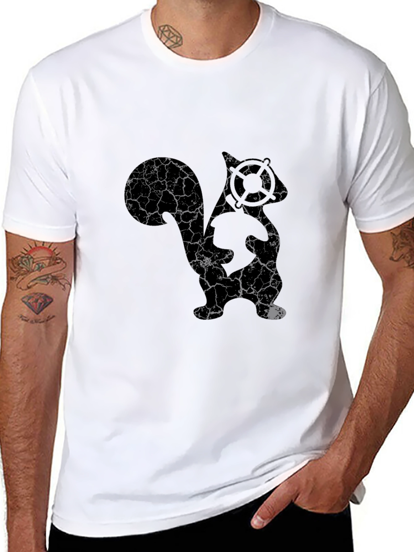 Camiseta Negra con Diseño de Skuntank