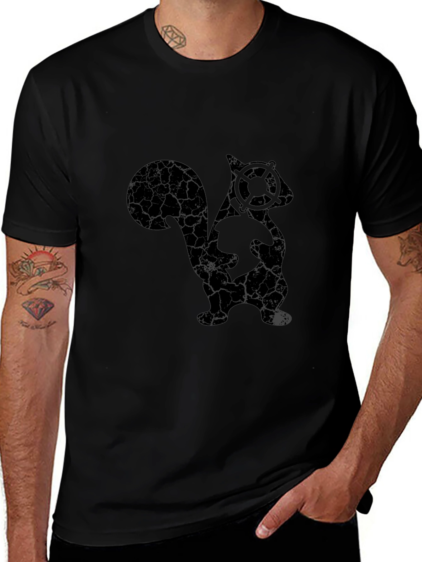 Camiseta Negra con Diseño de Skuntank