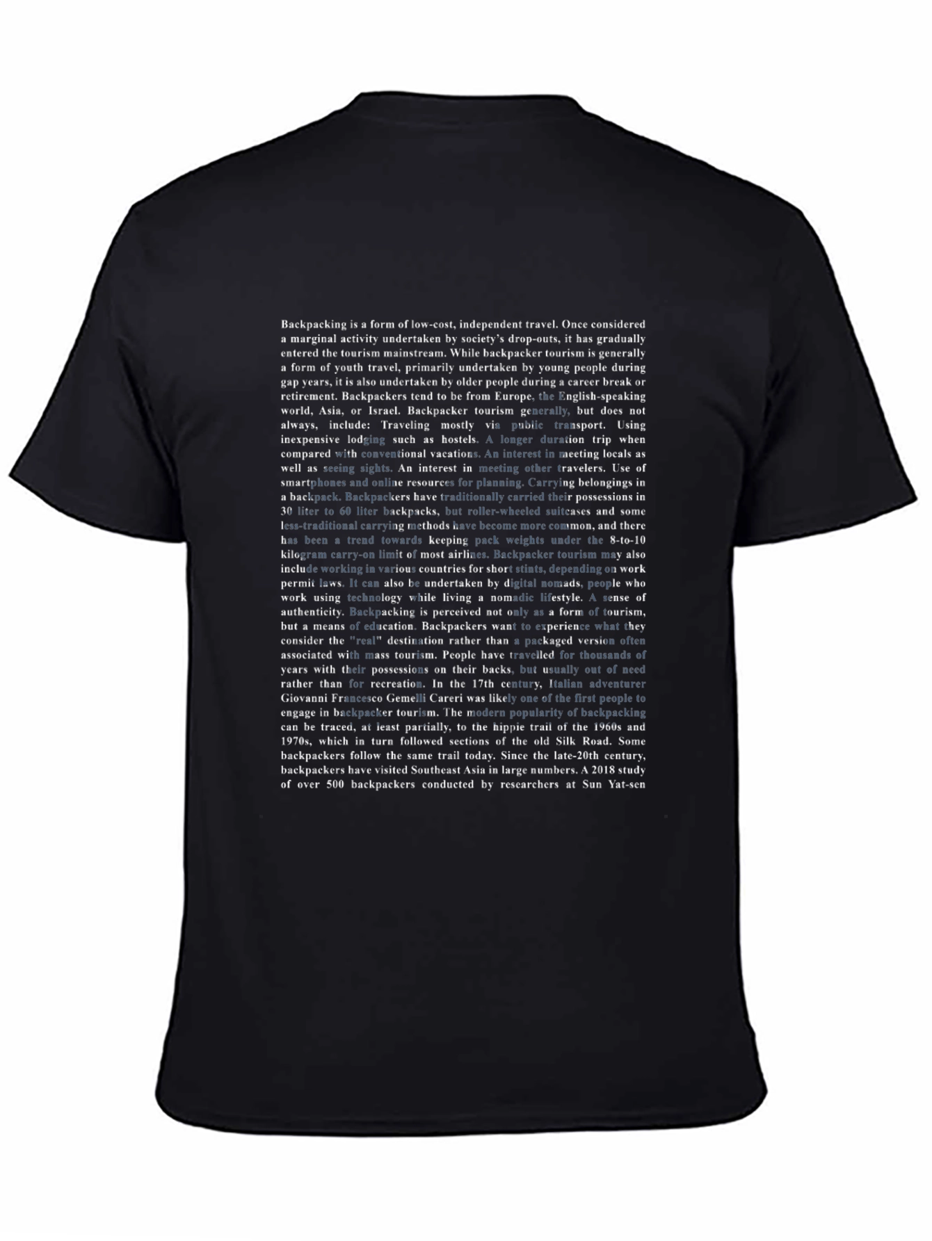Camiseta Negra con Texto sobre Mochileros