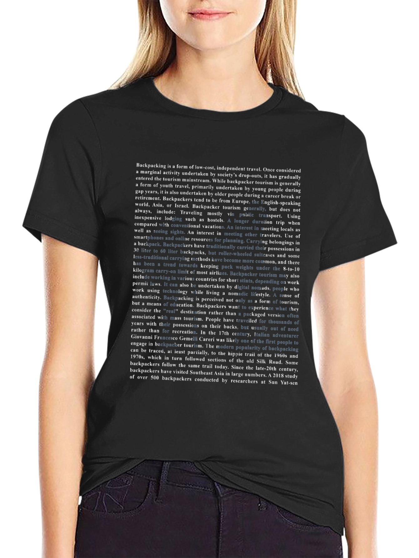 Camiseta Negra con Texto sobre Mochileros