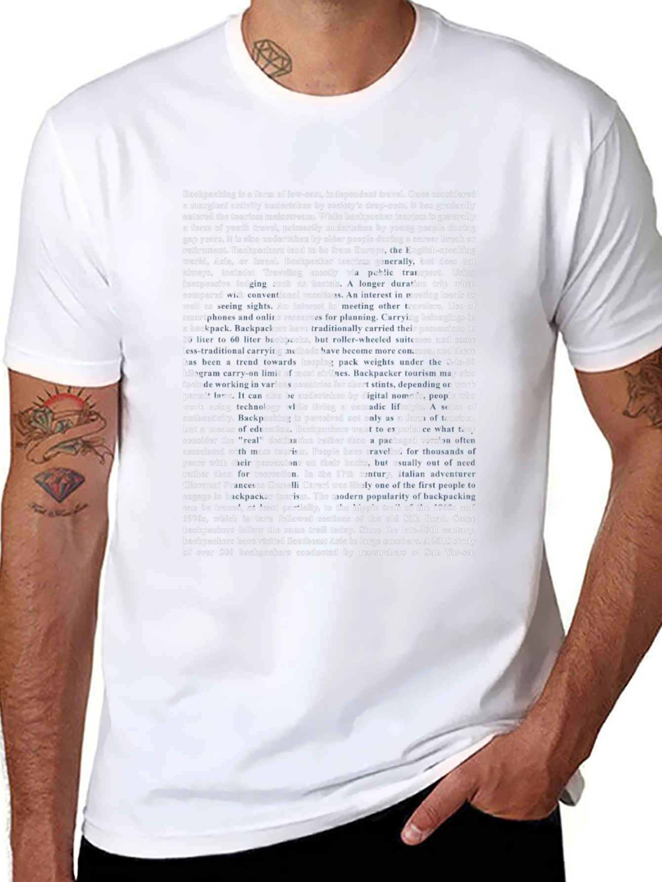 Camiseta Negra con Texto sobre Mochileros
