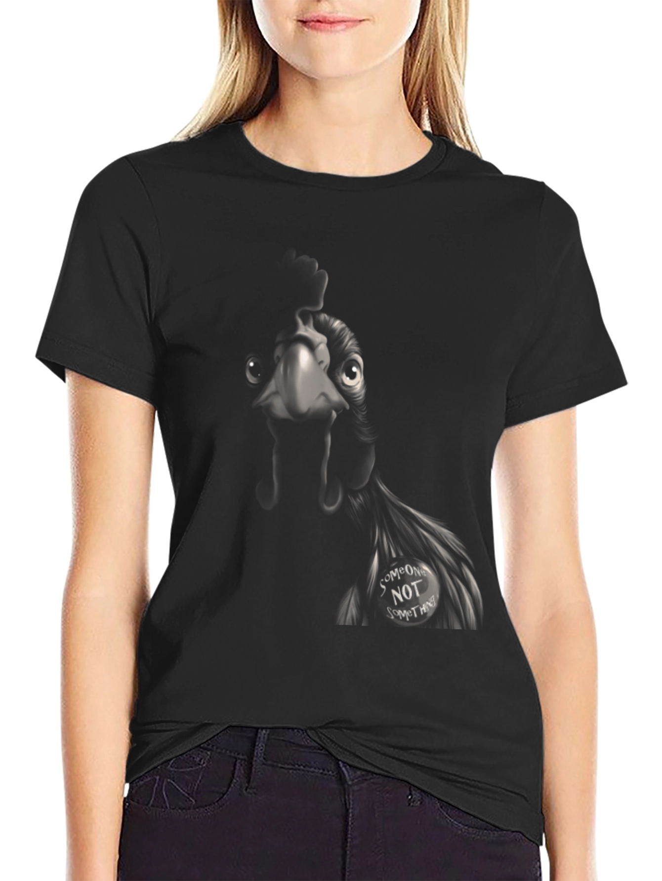 Camiseta Negra con Diseño de Pollo Alguien No Algo