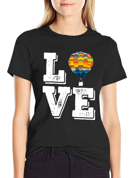Camiseta Negra con Diseño LOVE y Globo Aerostático