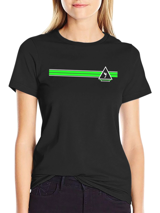 Camiseta Negra con Diseño Geométrico Verde y Blanco