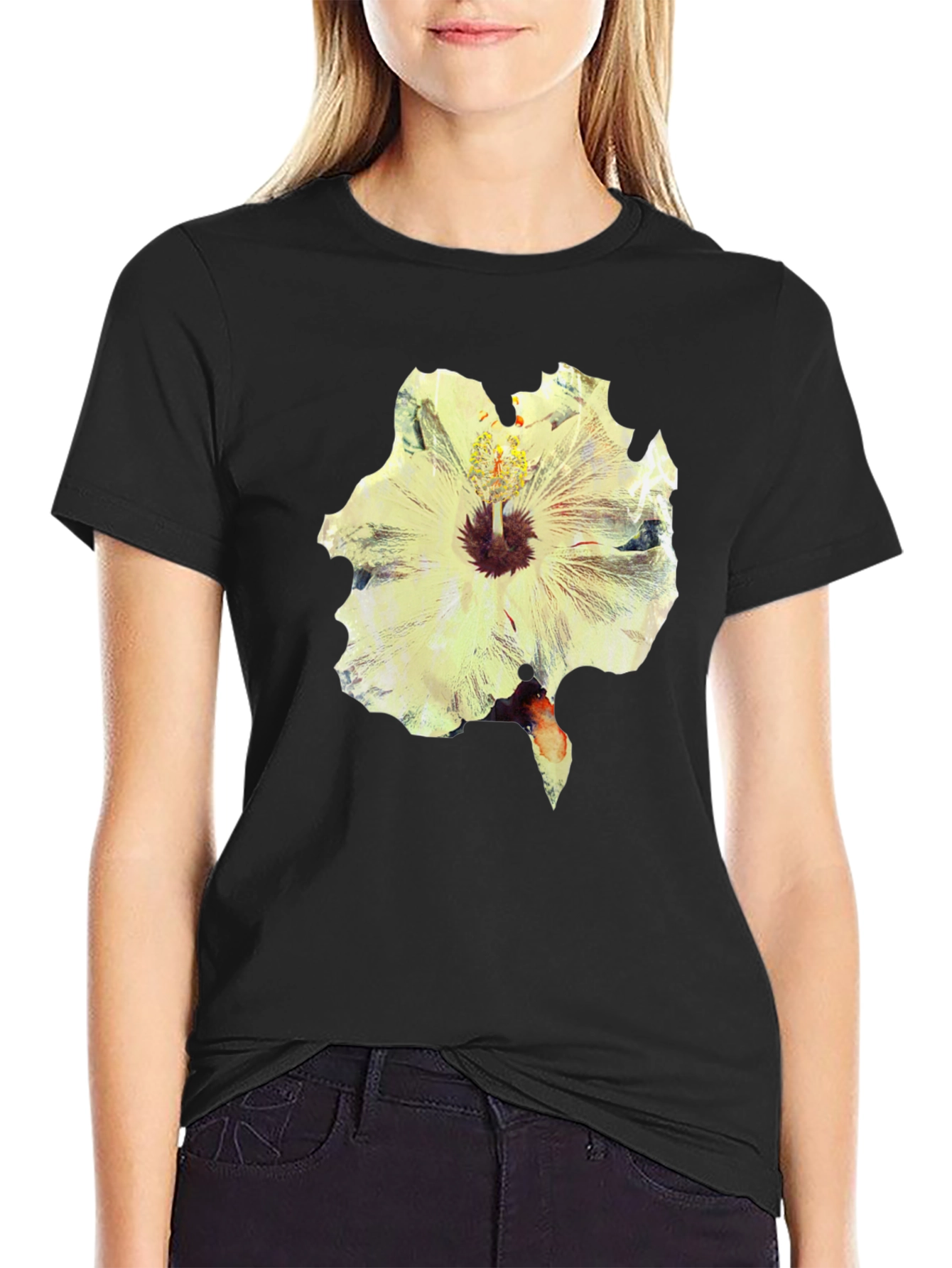 Camiseta Negra con Estampado Floral Abstracto