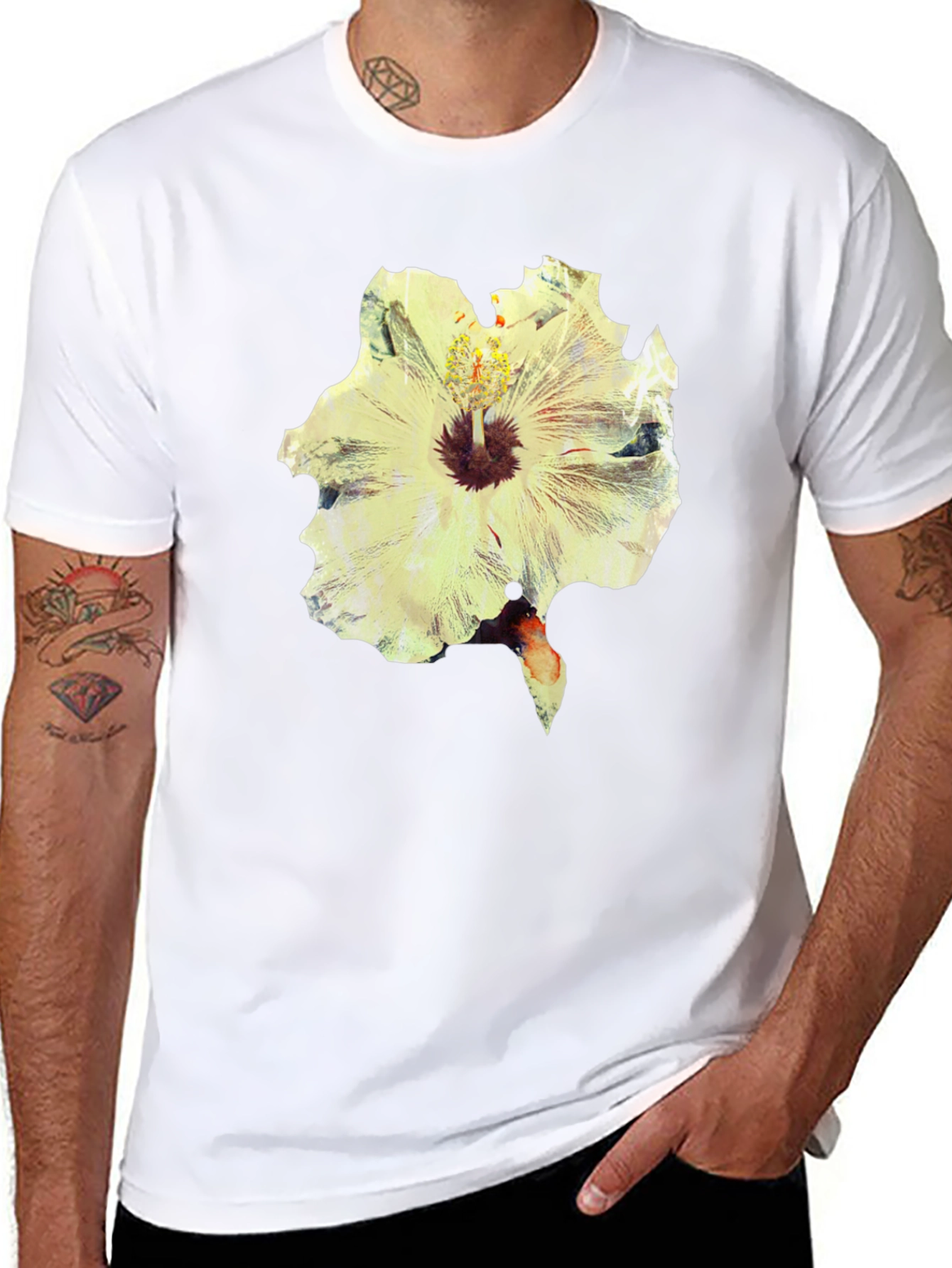 Camiseta Negra con Estampado Floral Abstracto