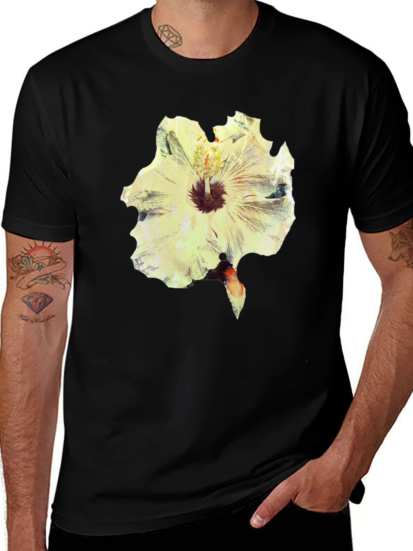 Camiseta Negra con Estampado Floral Abstracto