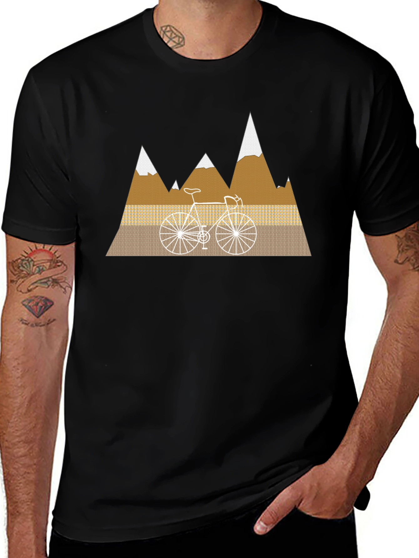 Camiseta Negra con Diseño de Bicicleta y Montañas