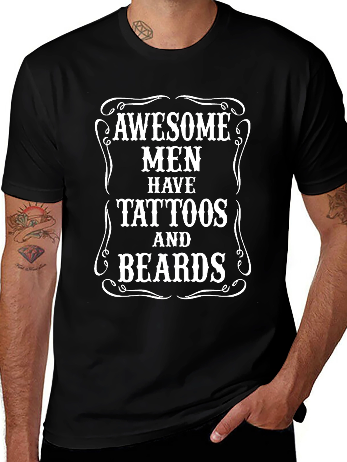 Camiseta Negra: ¡Hombres Impresionantes con Tatuajes y Barbas!