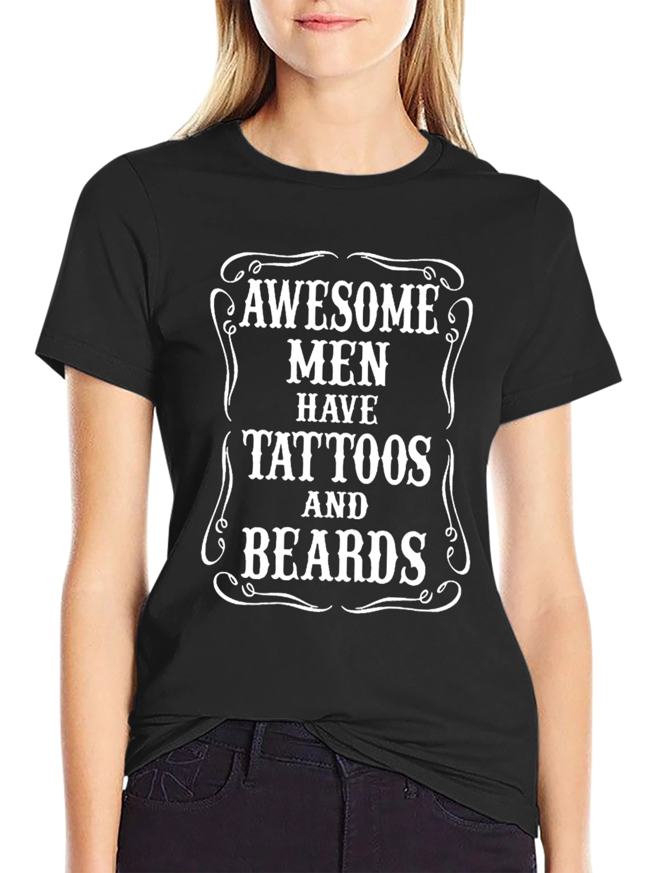 Camiseta Negra: ¡Hombres Impresionantes con Tatuajes y Barbas!