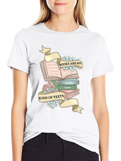 Camiseta Negra con Diseño de Libros y Frase Literaria