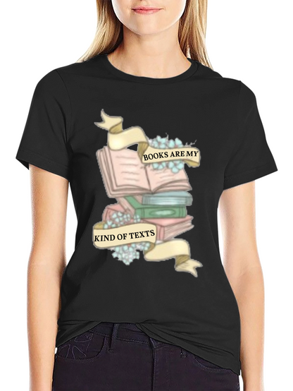 Camiseta Negra con Diseño de Libros y Frase Literaria