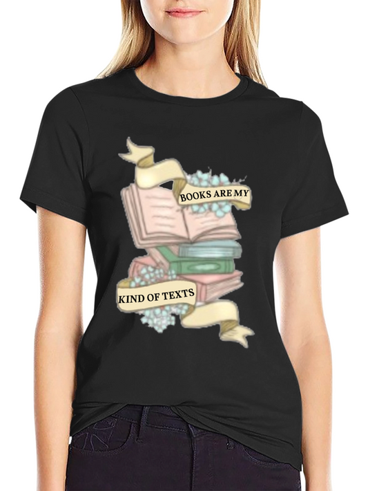 Camiseta Negra con Diseño de Libros y Frase Literaria