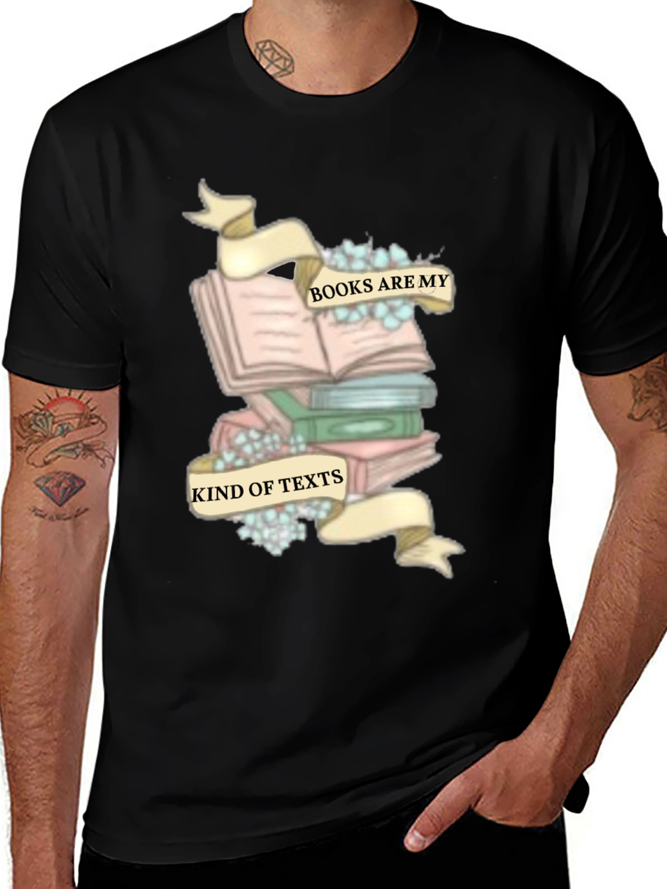 Camiseta Negra con Diseño de Libros y Frase Literaria