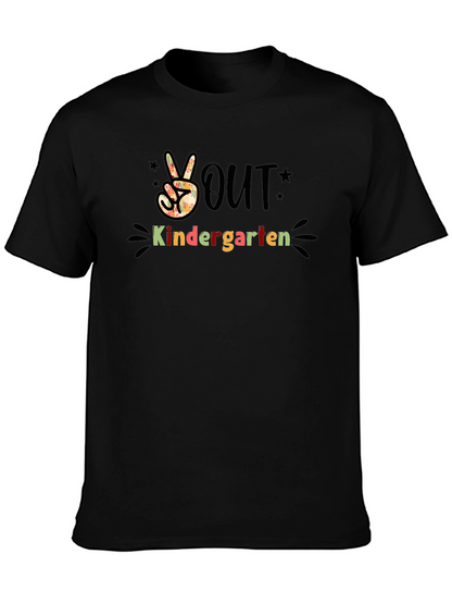 Camiseta Negra Estampada Peace Out Kindergarten