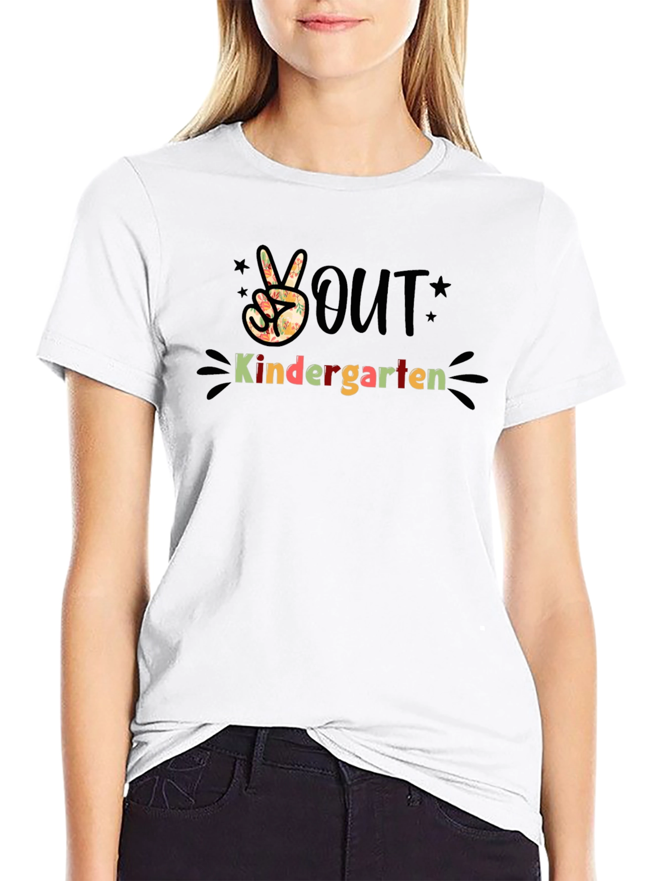 Camiseta Negra Estampada Peace Out Kindergarten