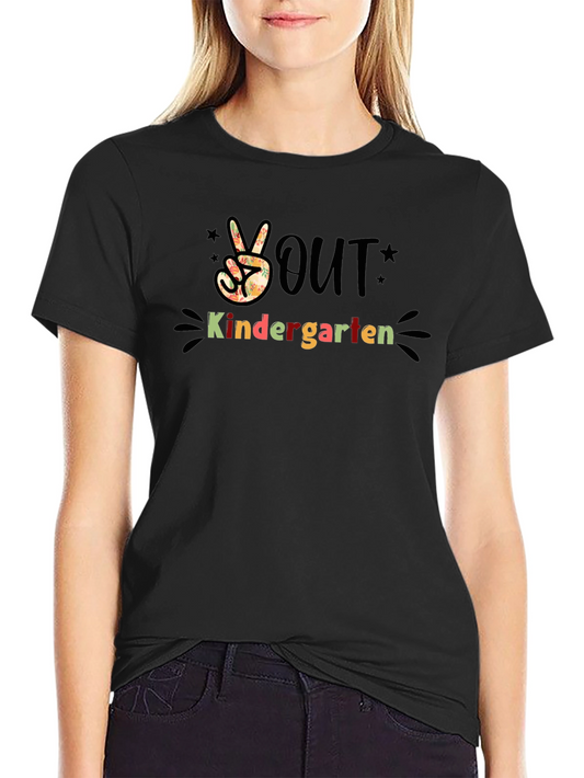 Camiseta Negra Estampada Peace Out Kindergarten