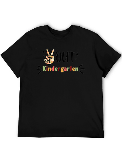 Camiseta Negra Estampada Peace Out Kindergarten