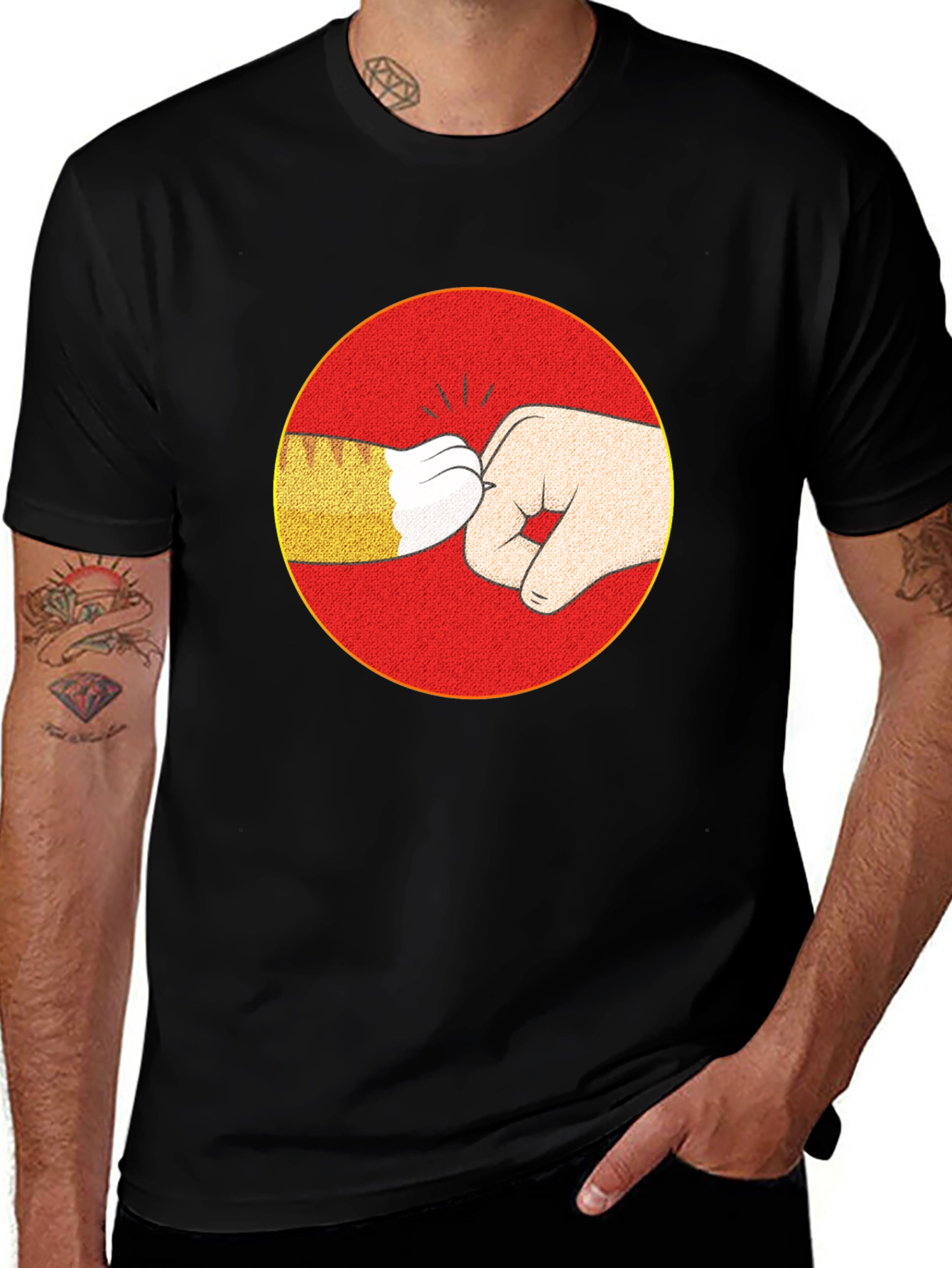 Camiseta Negra con Diseño de Puño de Gato