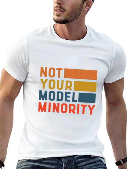 Camiseta Negra: No Soy Tu Minoría Modelo