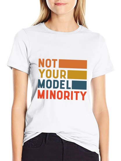 Camiseta Negra: No Soy Tu Minoría Modelo