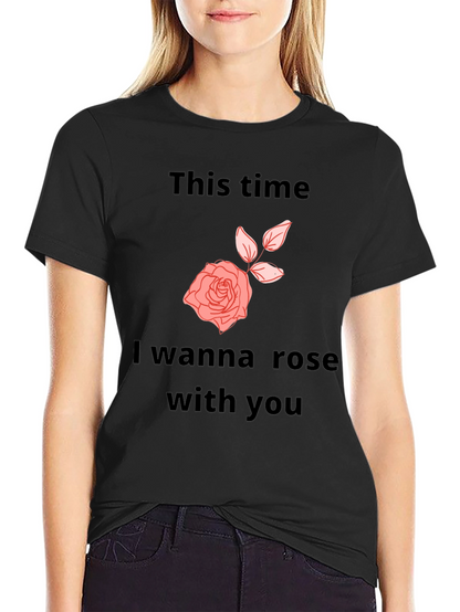 Camiseta Negra con Diseño Romántico de Rosa