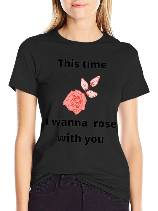 Camiseta Negra con Diseño Romántico de Rosa