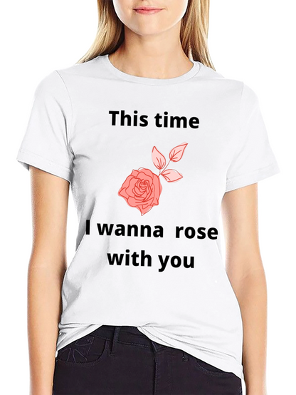 Camiseta Negra con Diseño Romántico de Rosa